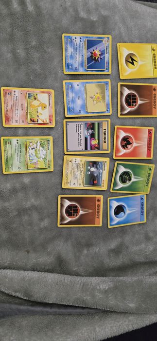Sprzedam stare karty pokemon z serii base set.