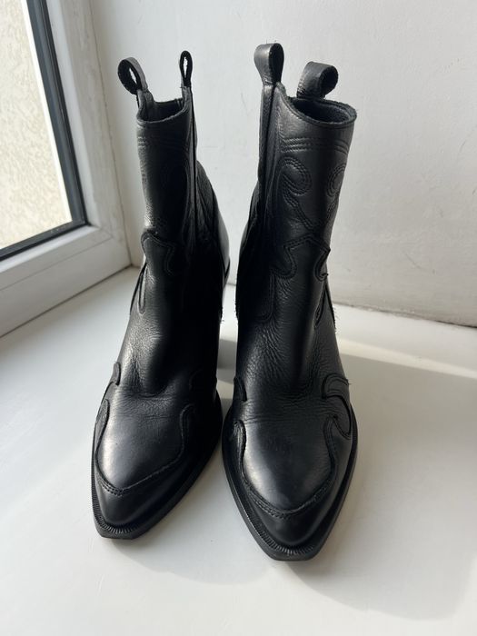 Стильні шкіряні козаки