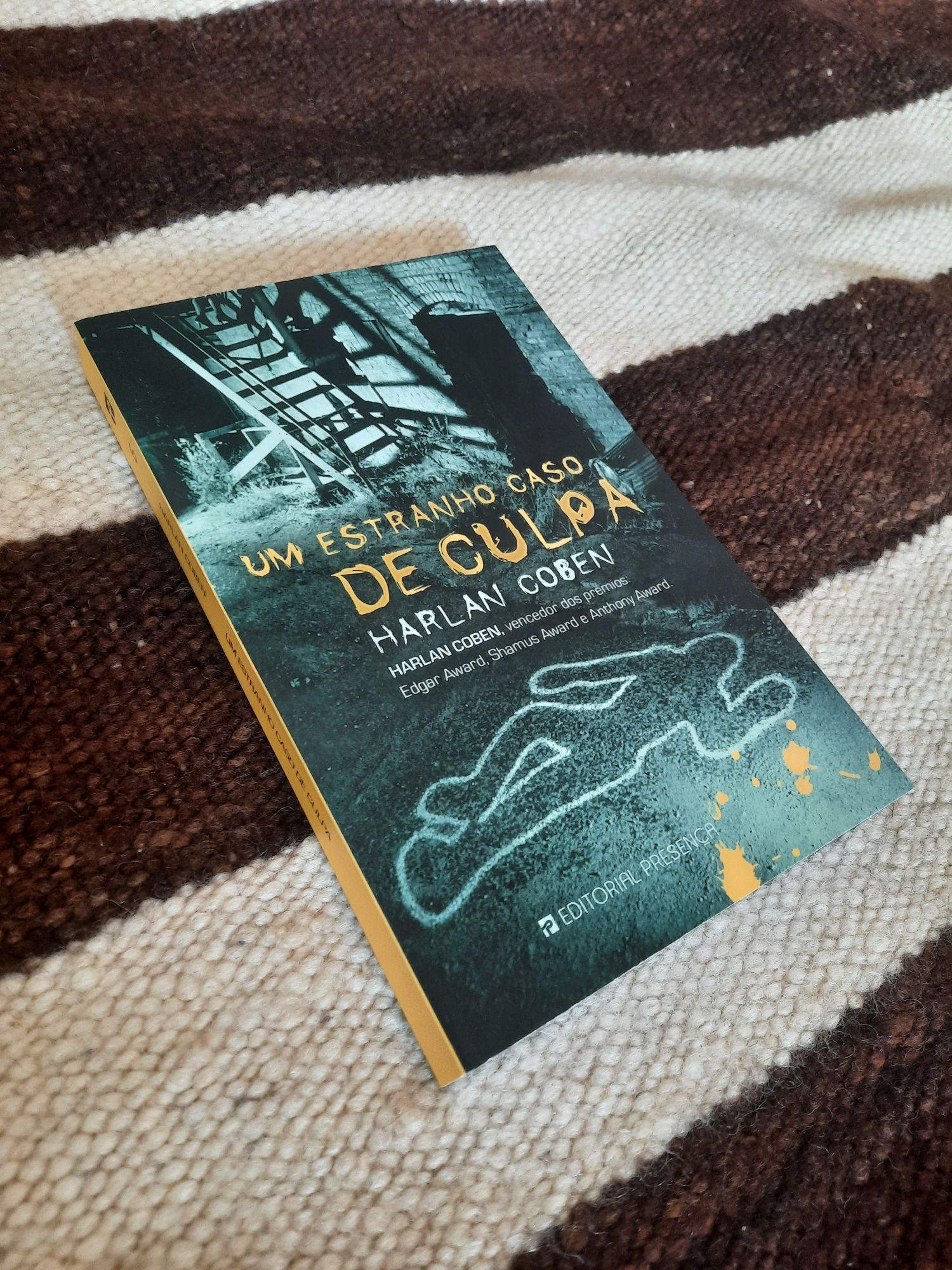 Livro "Um Estranho Caso de Culpa", de Harlan Coben