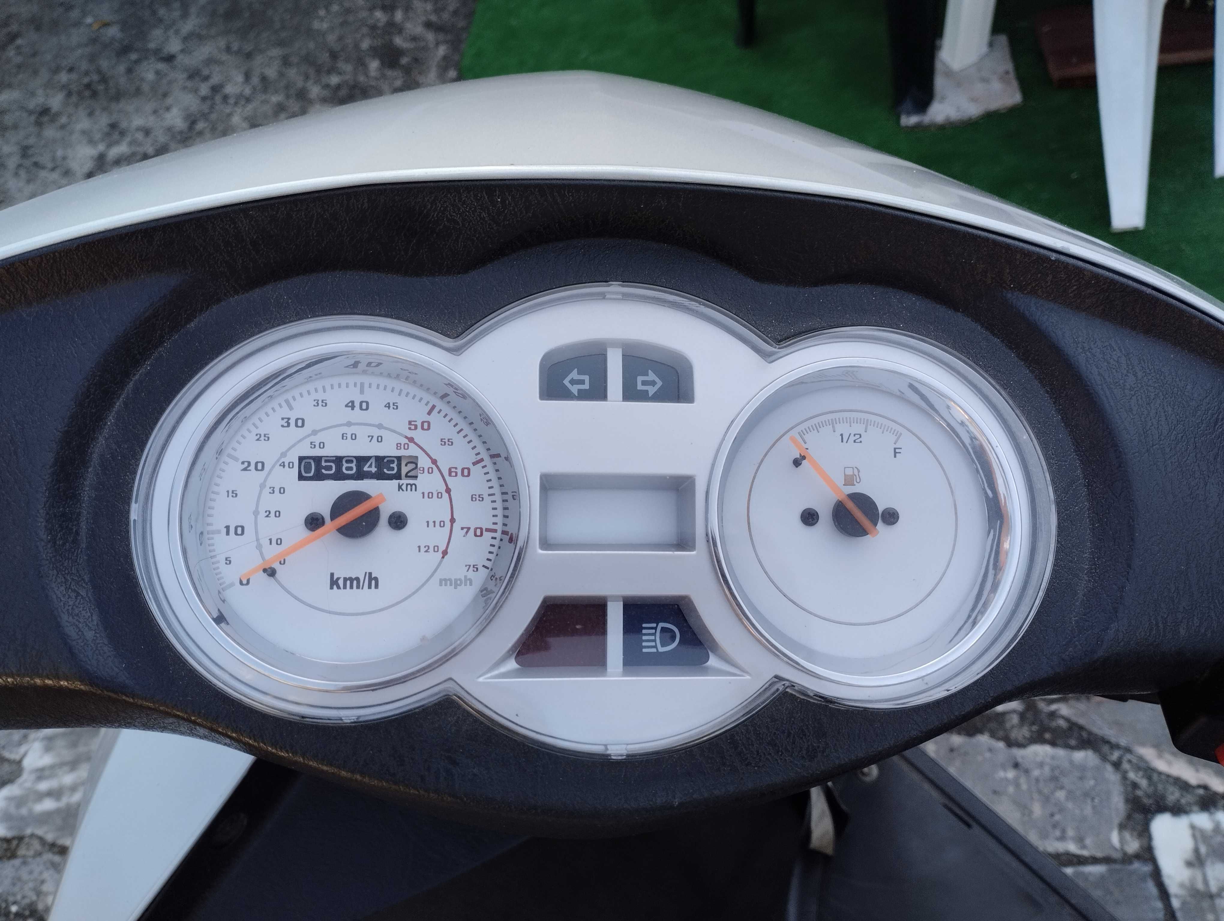 Scooter cinzenta 125cc