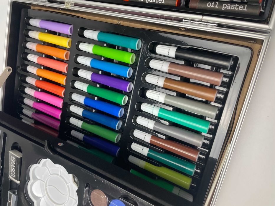 Walizka artystyczna dla małego artysty kredki, farby, pastele, markery