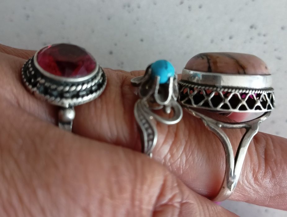 Stary srebrny pierścionek z małym turkusem jak warmet