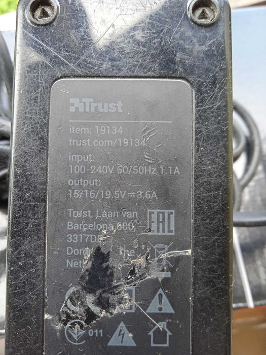 Зарядний пристрій для ноутбуків Trust 70W унів. 7 насадок 19,5В 3,5А