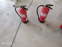 Dois extintores grandes
