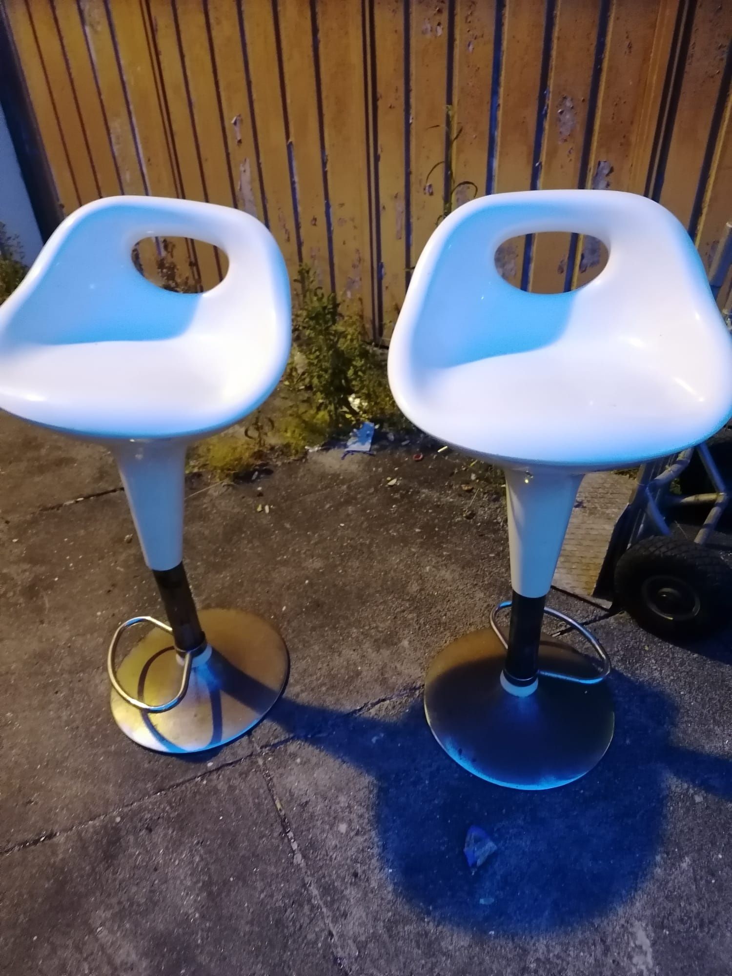 2 bancos de cozinha usados mas  bom estado