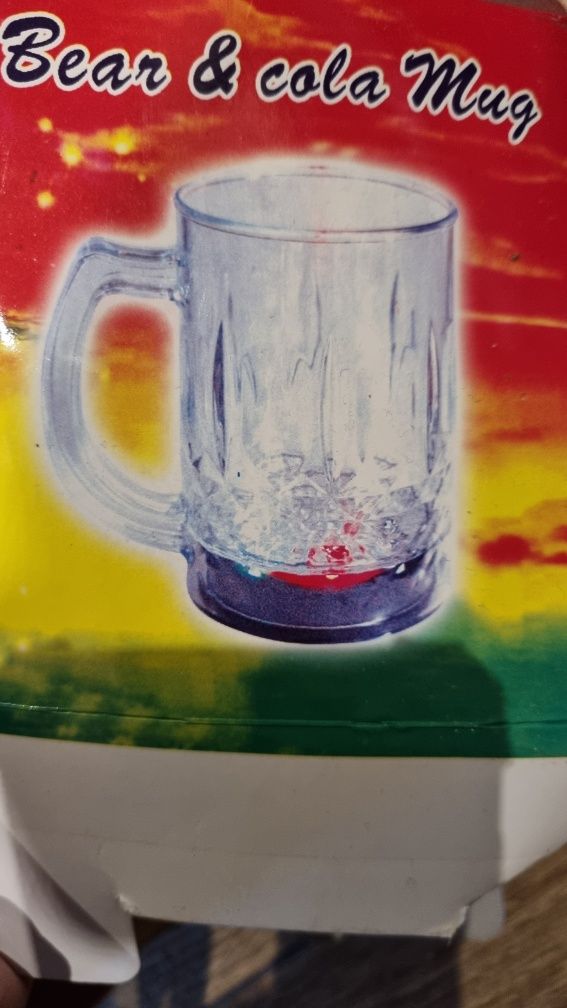 Świecący kubek plastikowy.