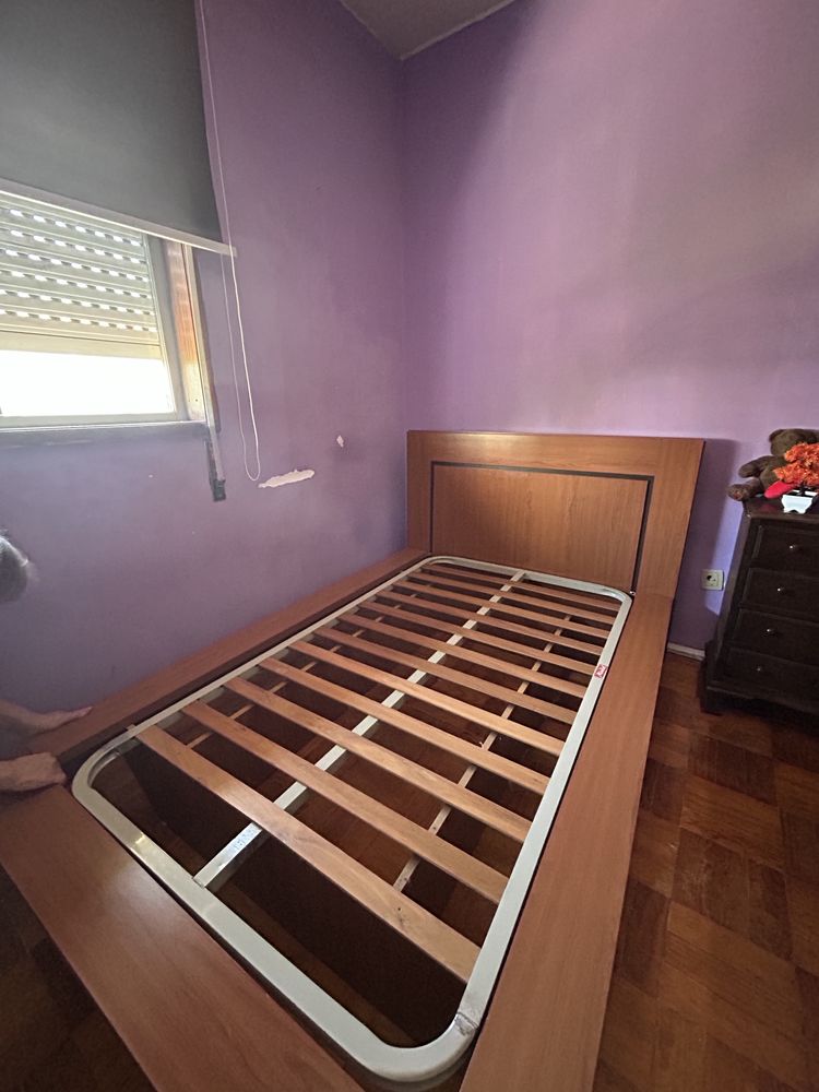 Cama 180cm por 150cm “King Size” com Estrado