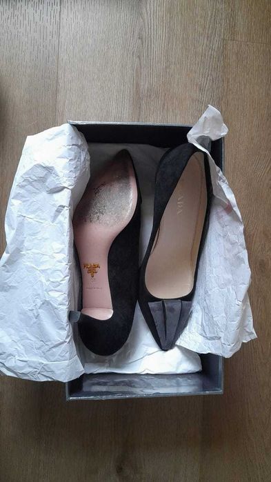 Salto alto camurça Prada