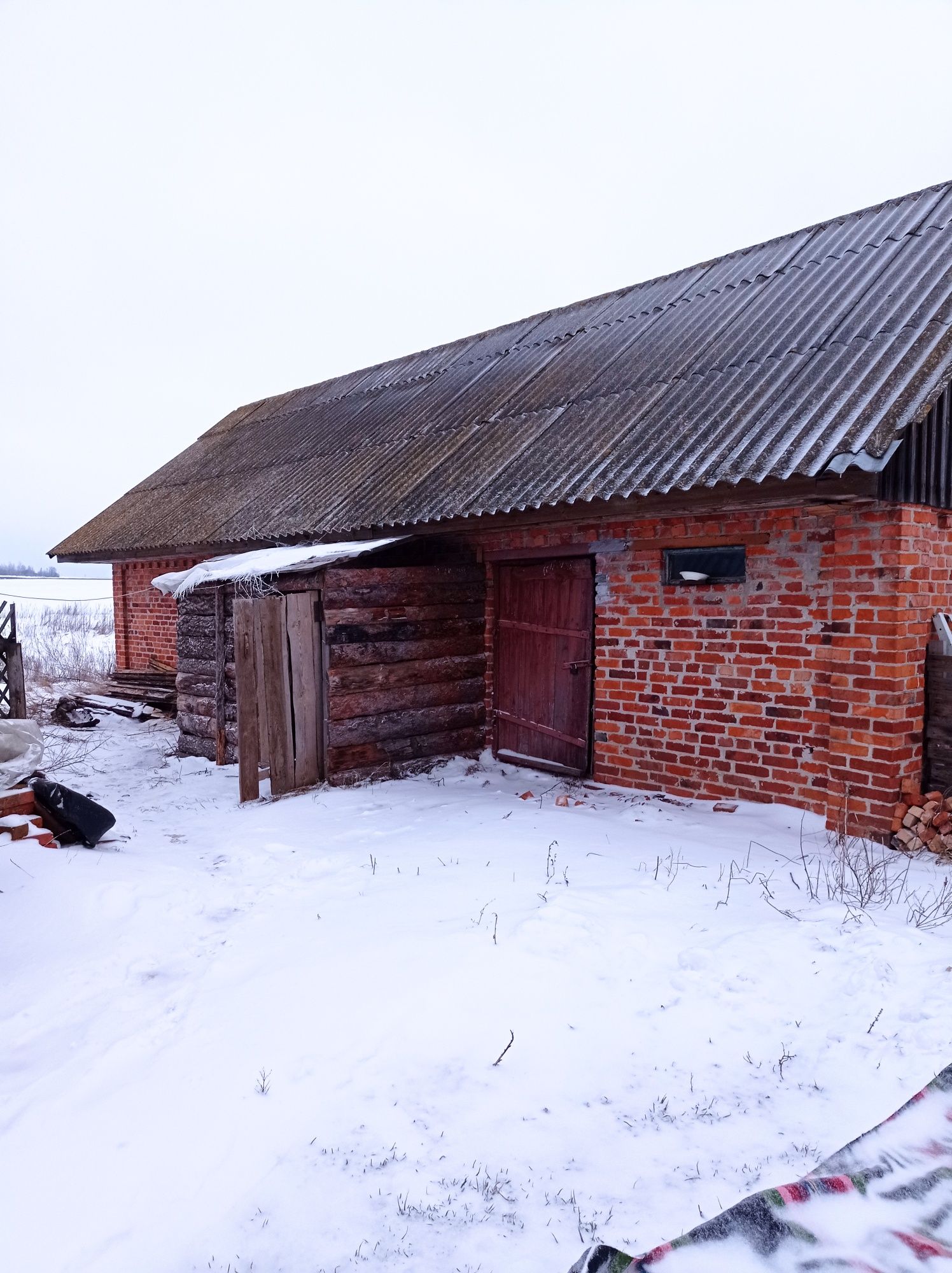 Деревянный домик на окраине села. УЧАСТОК 80 сот.