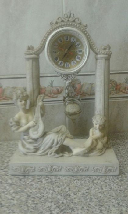 Relógio vintage imita pedra mármore