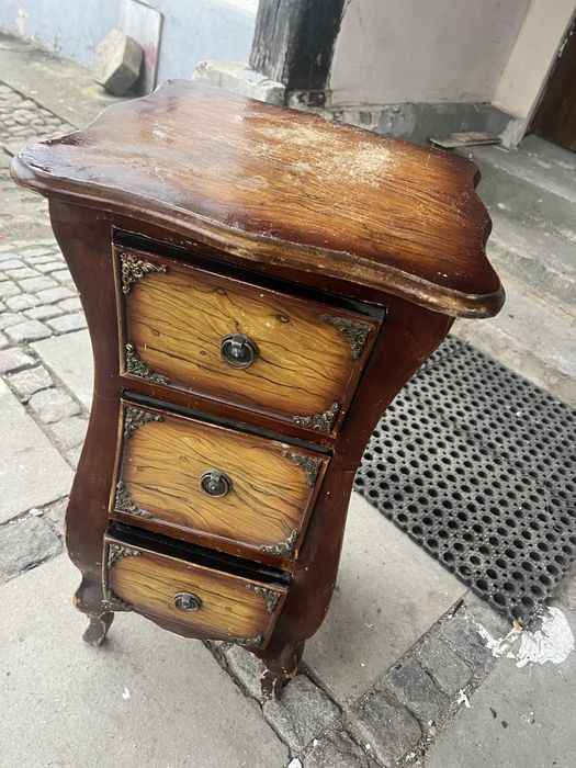 Bardzo stara szfka nocna. Do renowacji