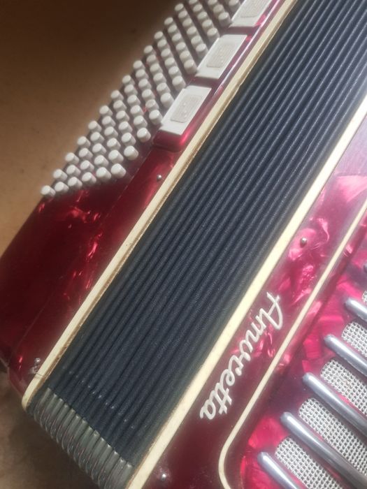 Аккордеон Amoretta Италия  80басов. 5+ 3 рег. Отличное состояние.