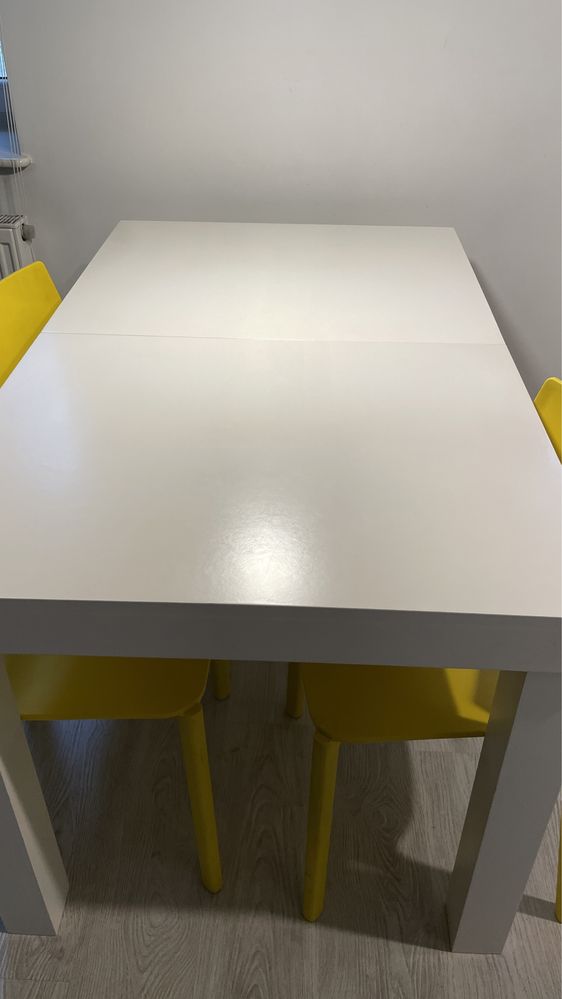 Stol i żółte krzesła z Ikea.