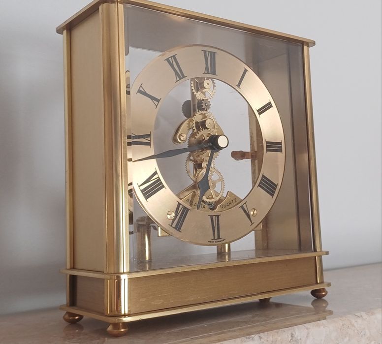 Stary zegar z mechanizmem szkieletowym