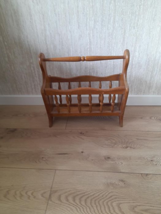 Gazetnik drewniany używany