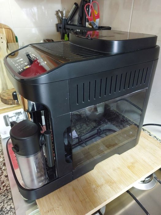 Máquina de café delonghi magnifica evo ECAM290.61.b usada