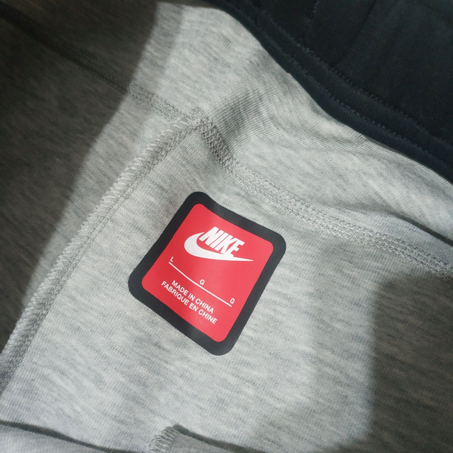 Nowe spodnie Nike Tech Fleece (Rozmiar L)