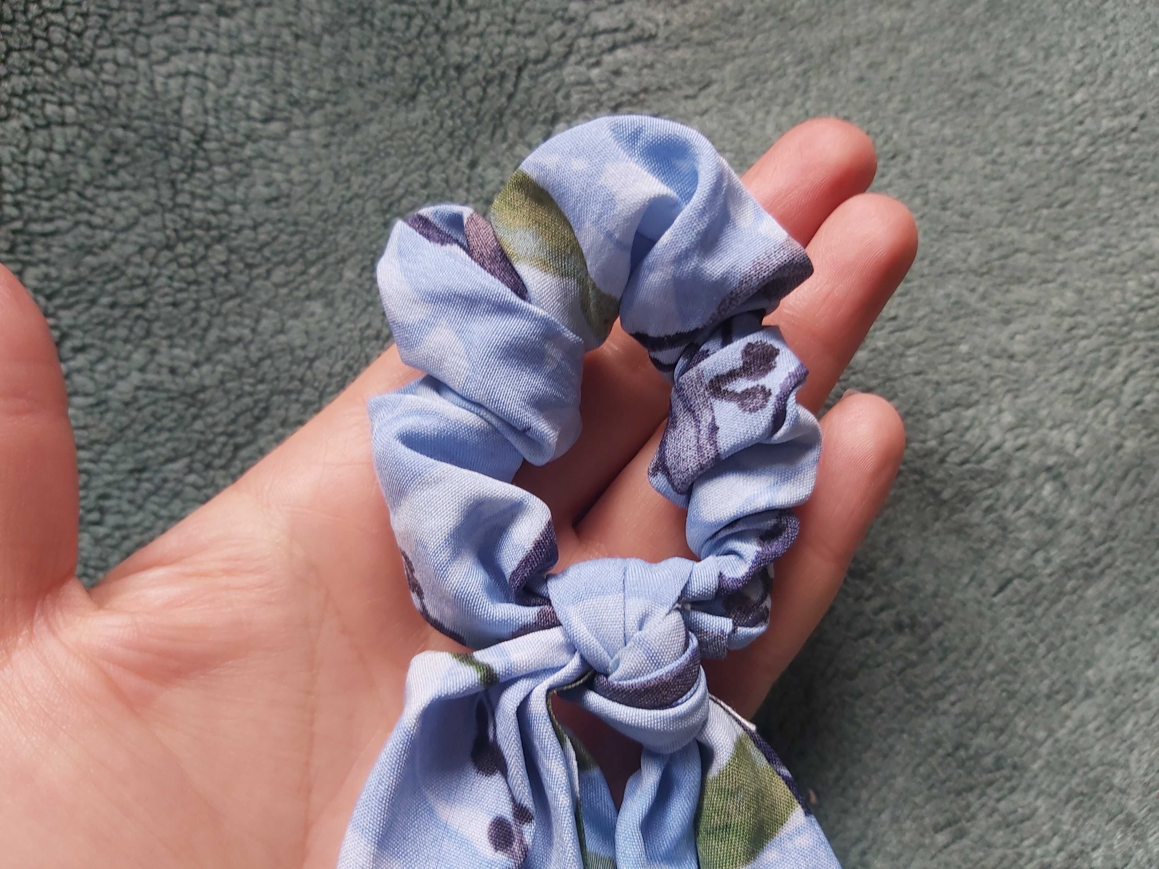 Gumka scrunchie z motywem kwiatów