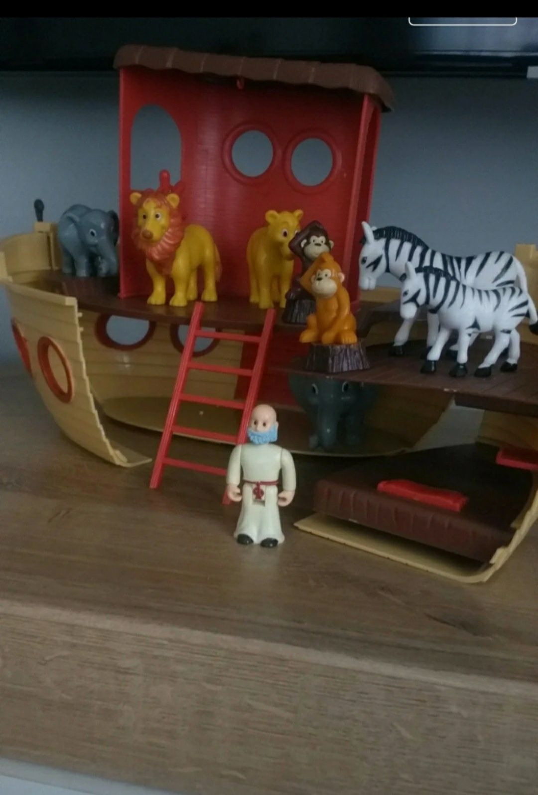 Arka  Noego ze zwierzatkami