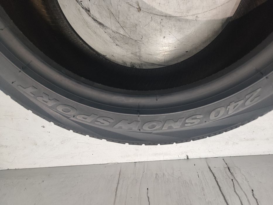 2 pneus semi novos Pirelli 255/40R18 Oferta dos Portes