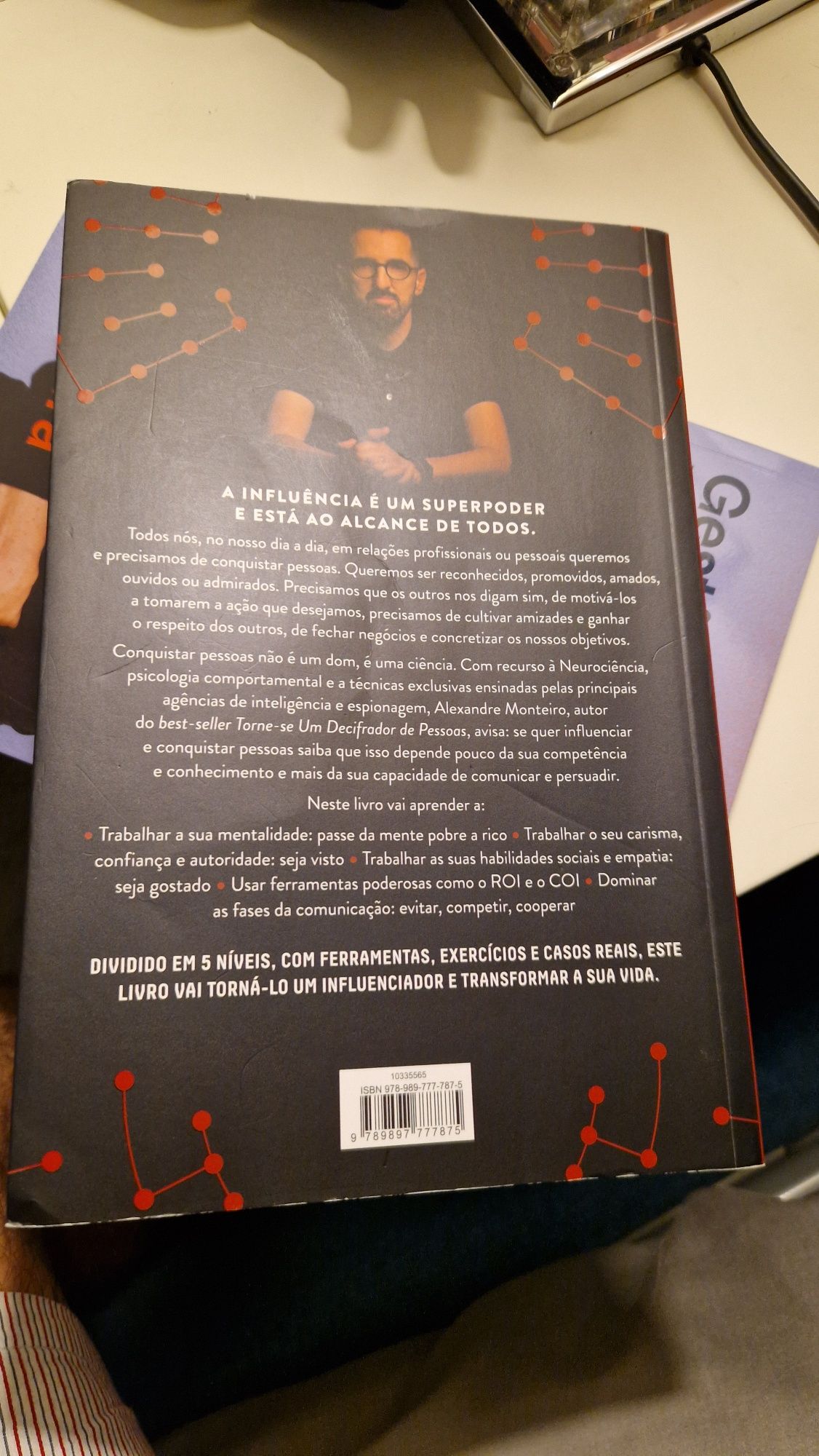 Livro "O poder de conquistar e influenciar pessoas"