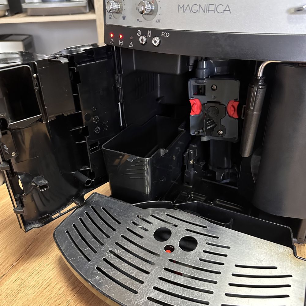 Кавомашина DeLonghi ESAM 3000 B Magnifica