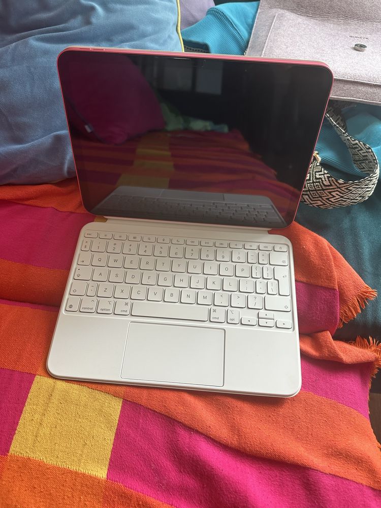 Tablet APPLE iPad 10.9" 10 genrozowy plus klawiatura magic keyboard