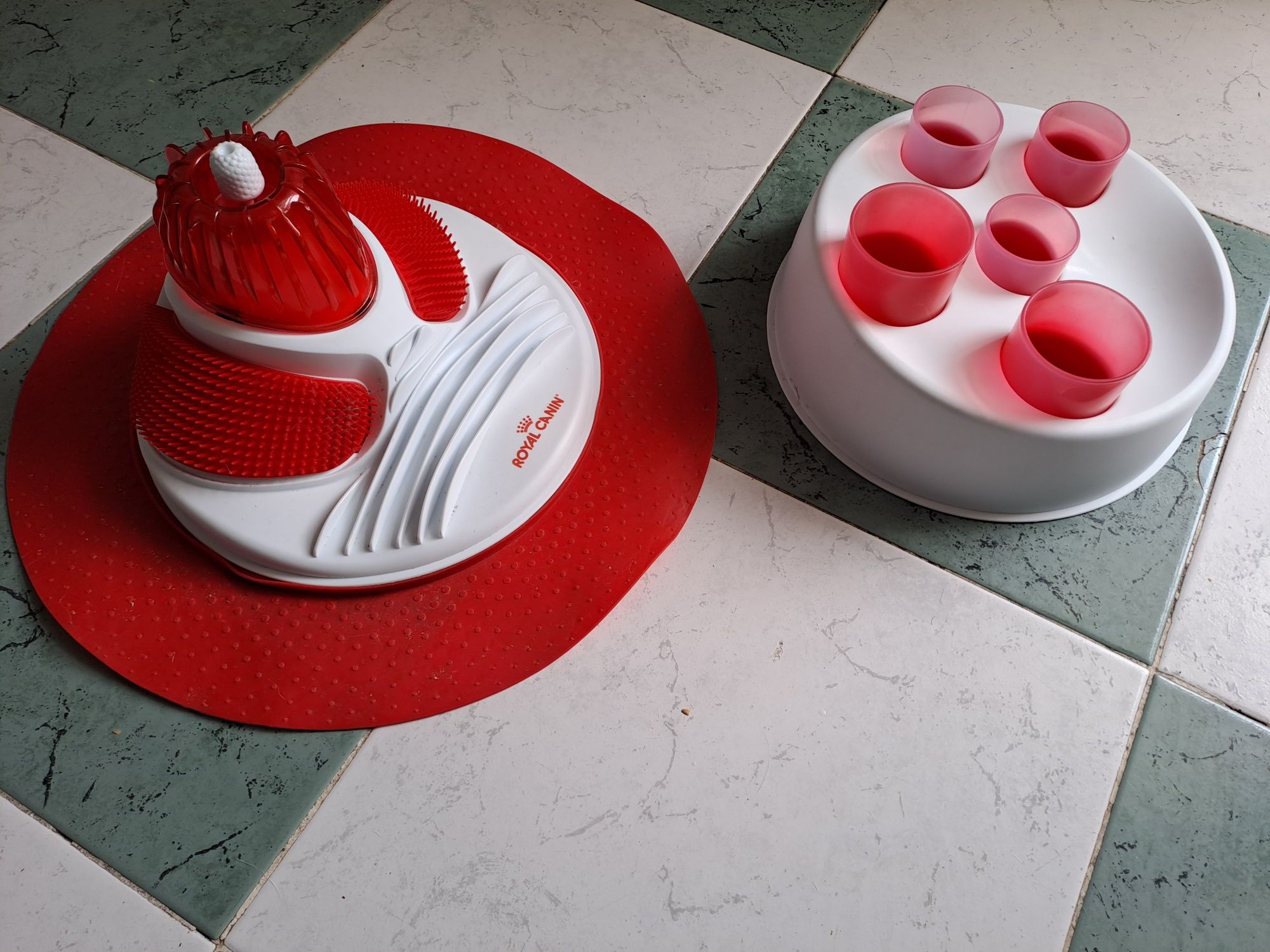 Comedouro interactivo+arranhador para gato