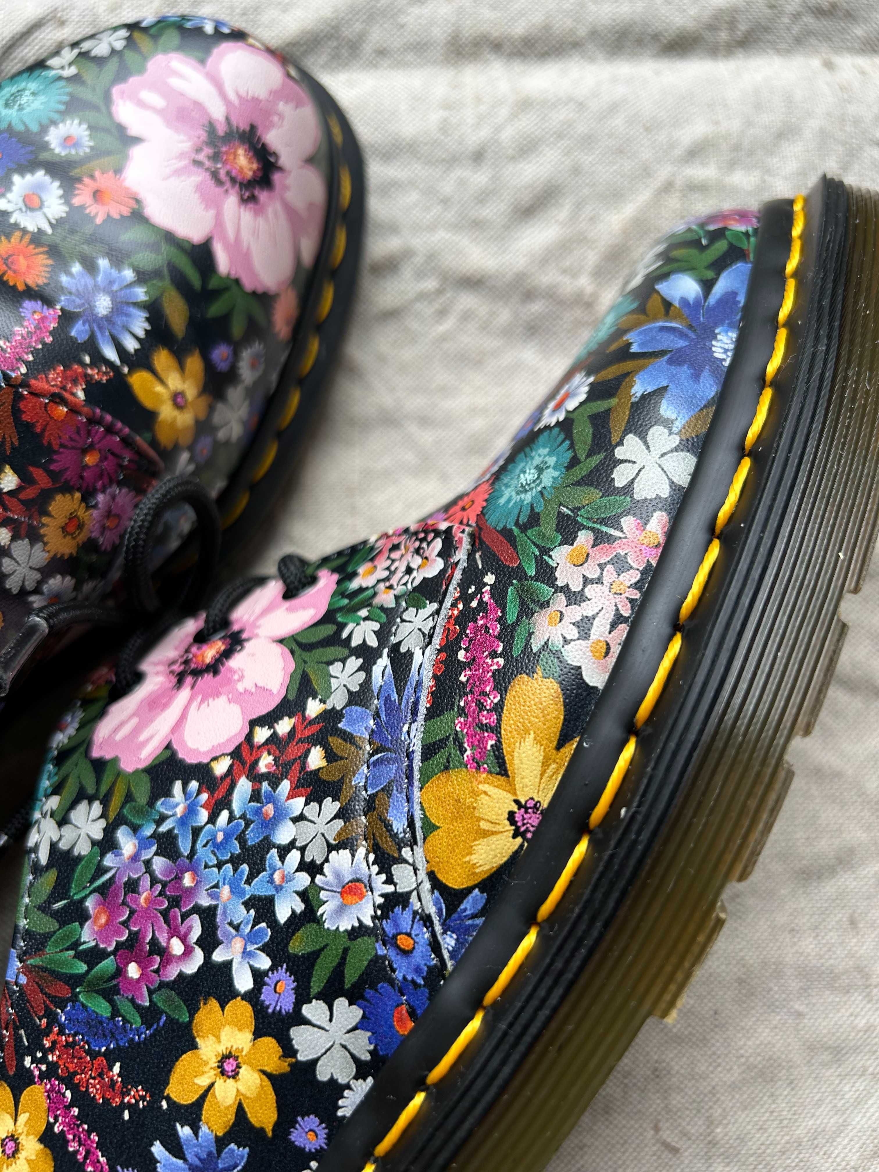 Buty Dr Martens w kwiaty.