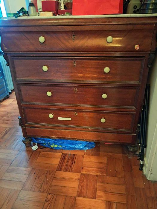 Cómoda com tampo em mármore