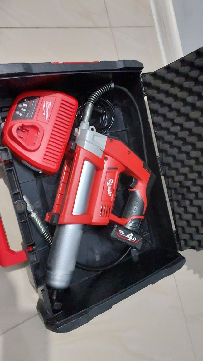 Шприц для змащування акумуляторний MILWAUKEE, M12 GG