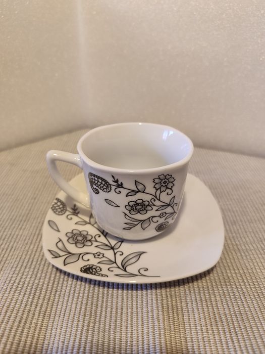 Filiżanki ze spodkami z porcelany niemieckiej