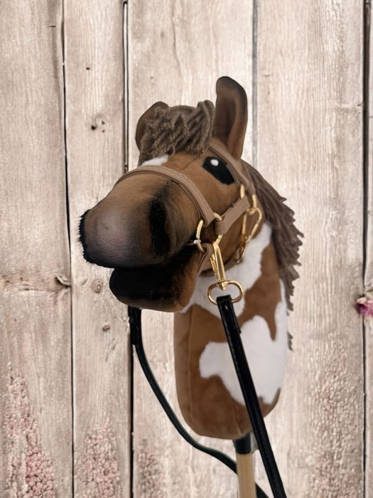 Hobby horse A4 brązowy w łatki /  srokaty