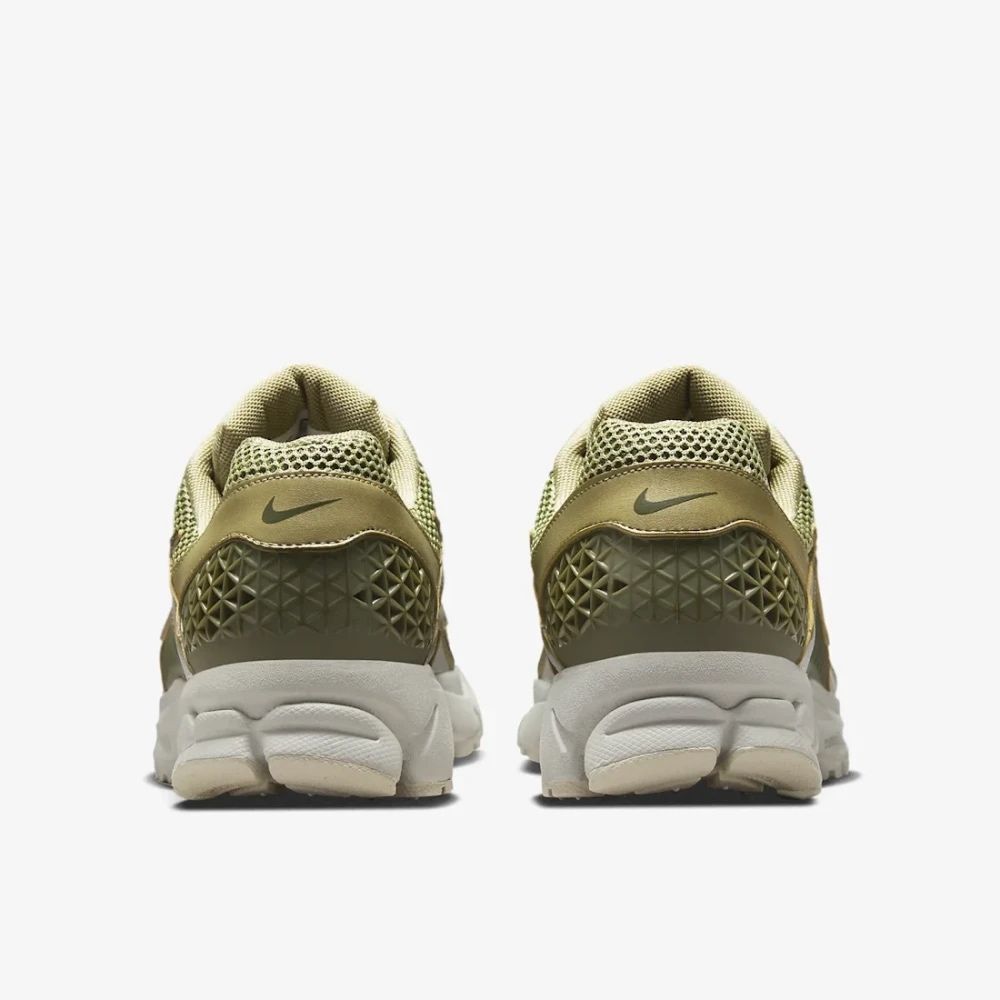 Кросівки Unisex NIKE ZOOM VOMERO 5 оригінал FJ1915-200