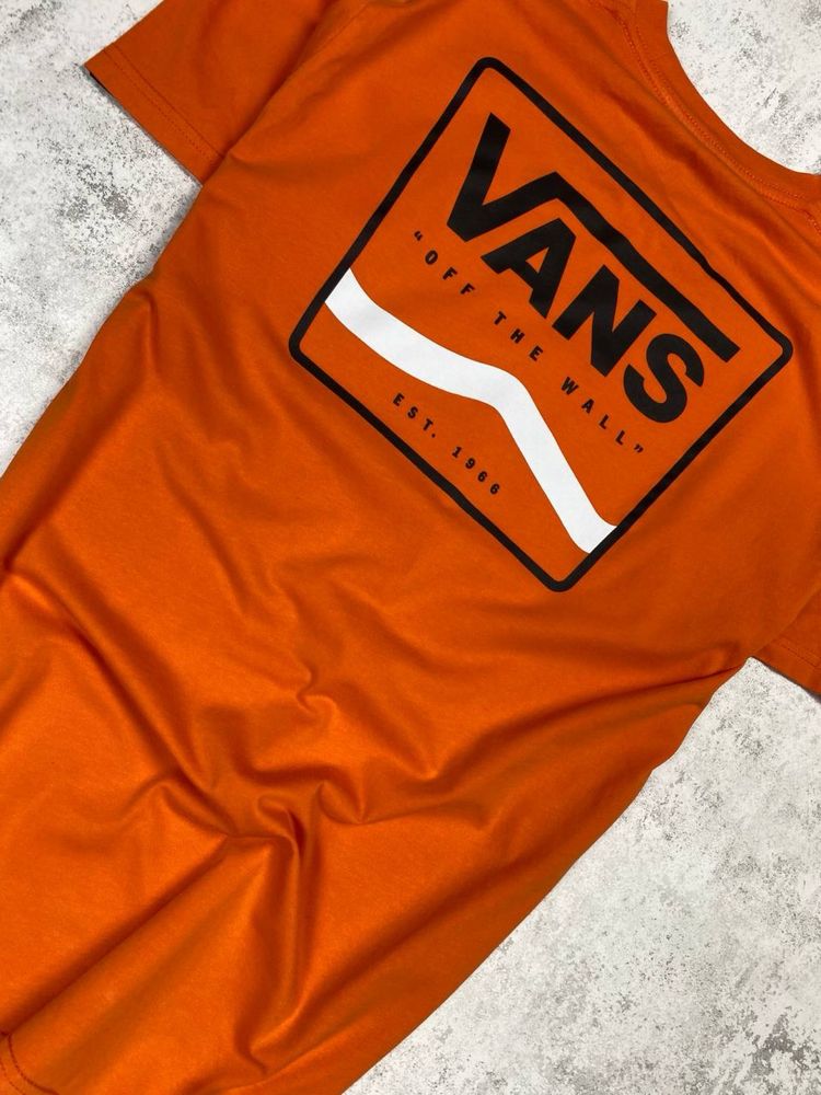 Помаранчева футболка vans з логотипом — для яскравого образу