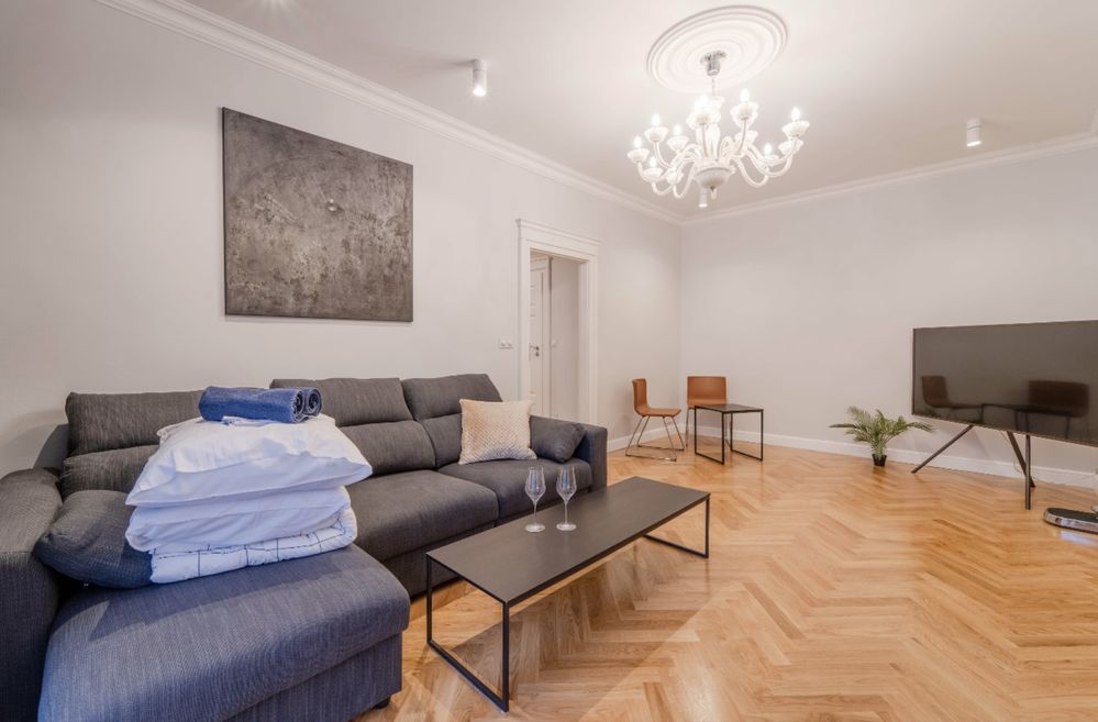Apartament na Rynku –110m2- 4 pokoje, 6 łóżek, 2 balkony – max 12 osób