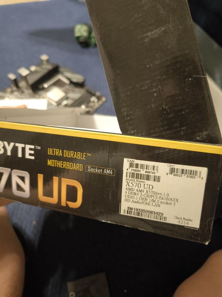 Материнська плата gigabyte X570 UD