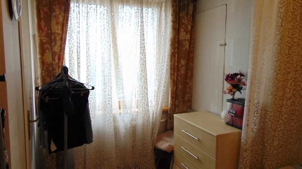 Здається кімната для дівчини, у великій 3-кімнатній квартирі.