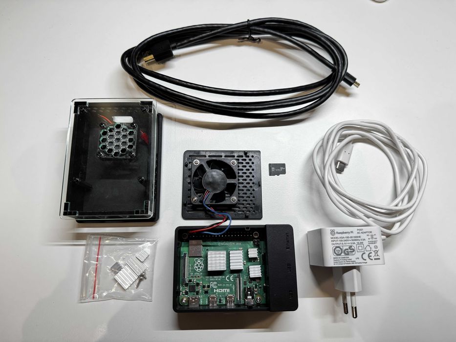 Raspberry Pi 4B 8GB + 2 obudowy + karta 32GB + akcesoria