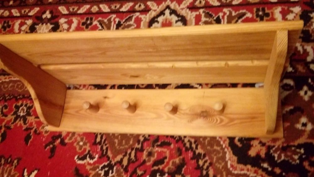 Wieszak drewniany przyścienny z półką.