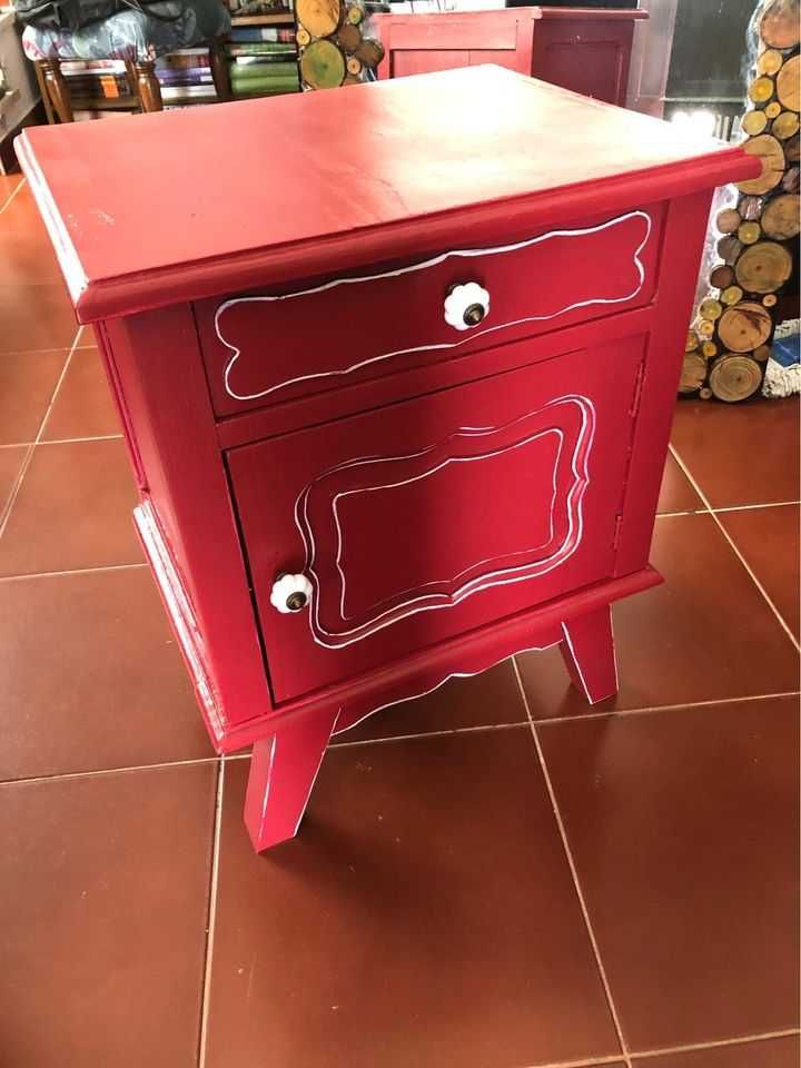 Pequena mesa de cabeceira pintada a mão
