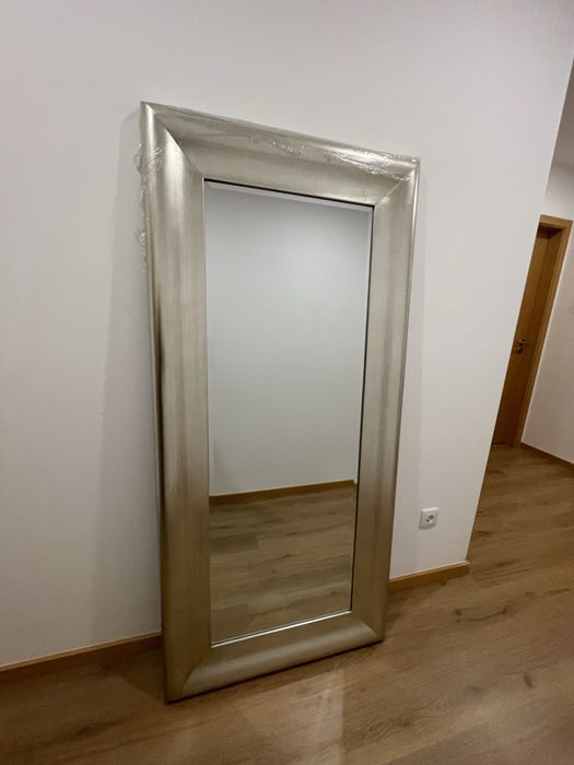 Espelho com moldura prateada