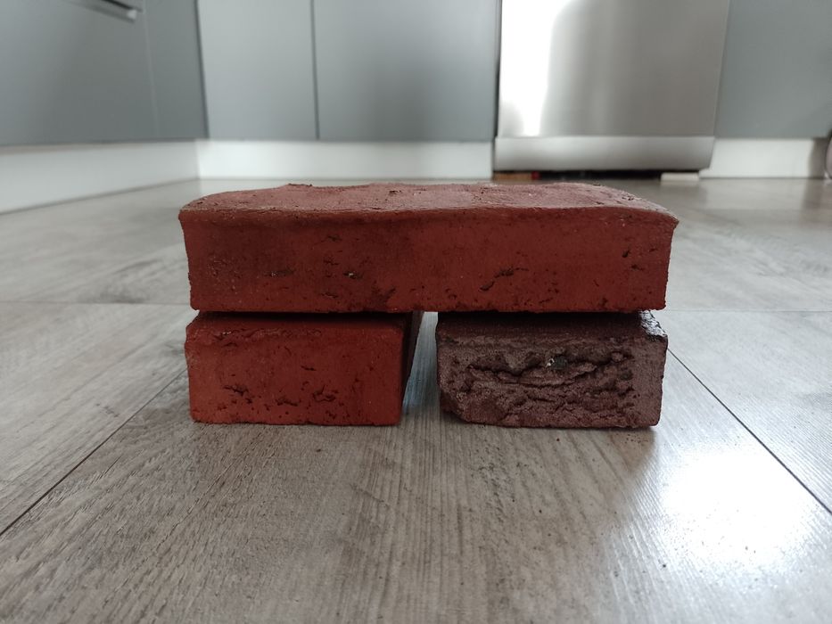 Cegła nowa pełna ręcznie formowana
