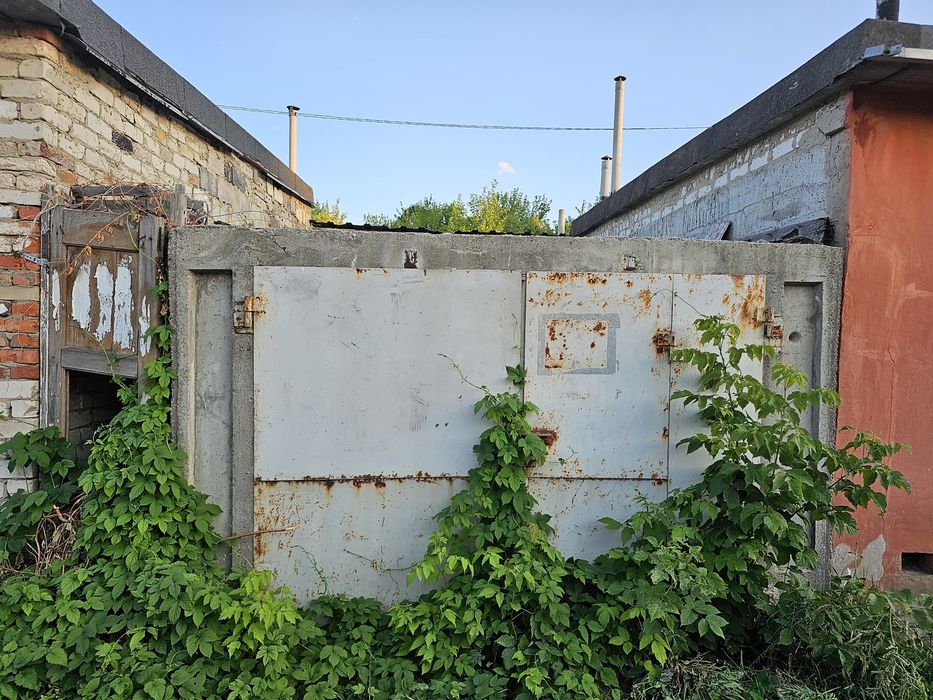 Гараж з земельною ділянкою