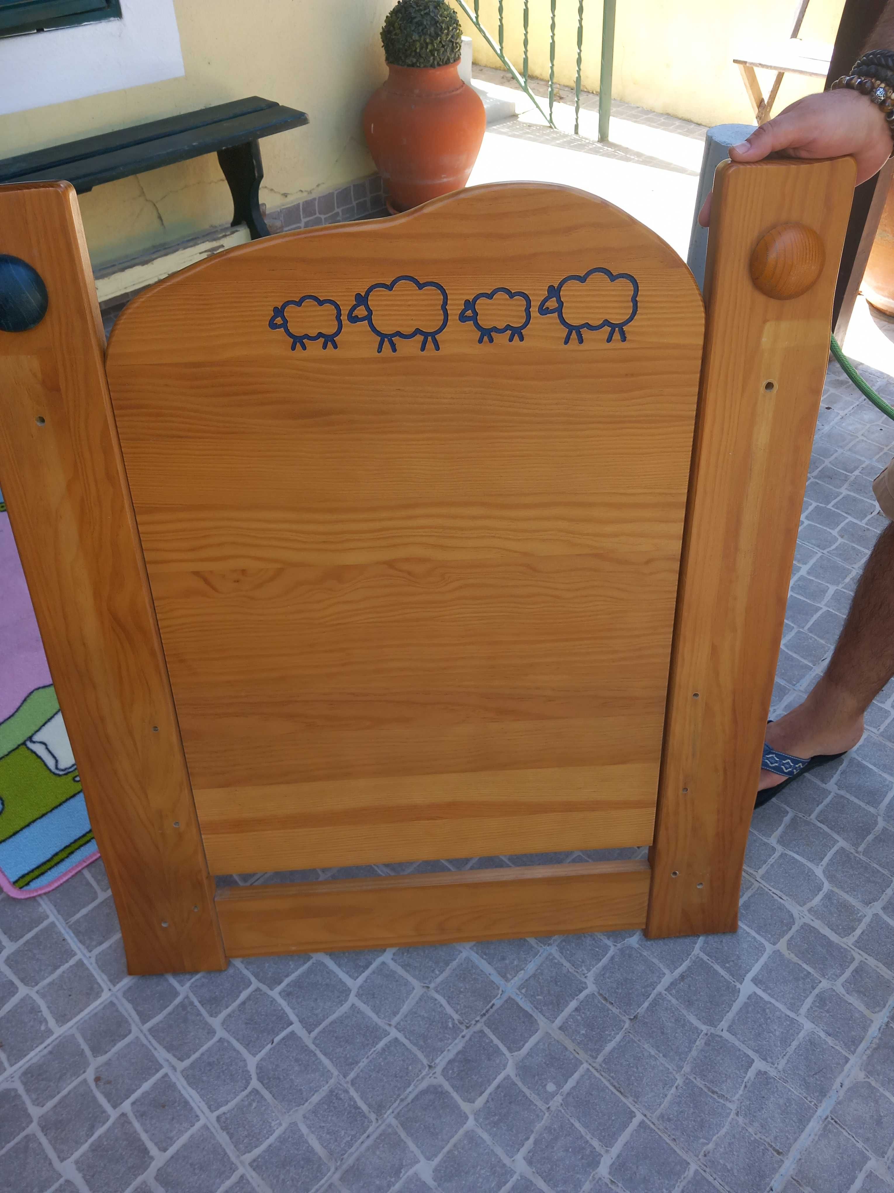 Cama de grades em madeira sem colchão