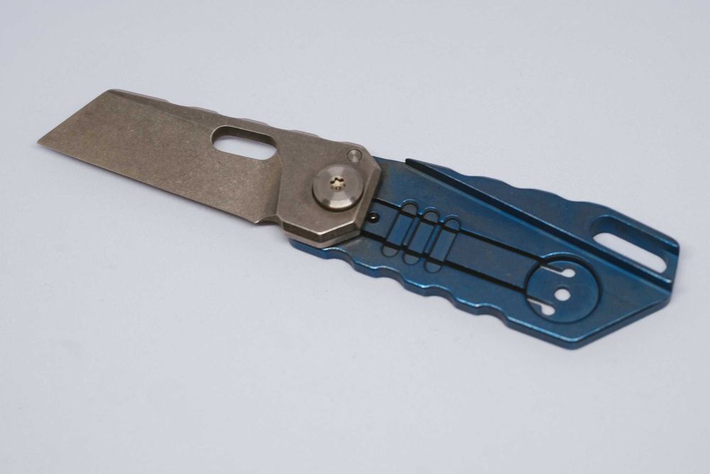 Nożyk składany ze stali proszkowej SV35N, tytan PREZENT