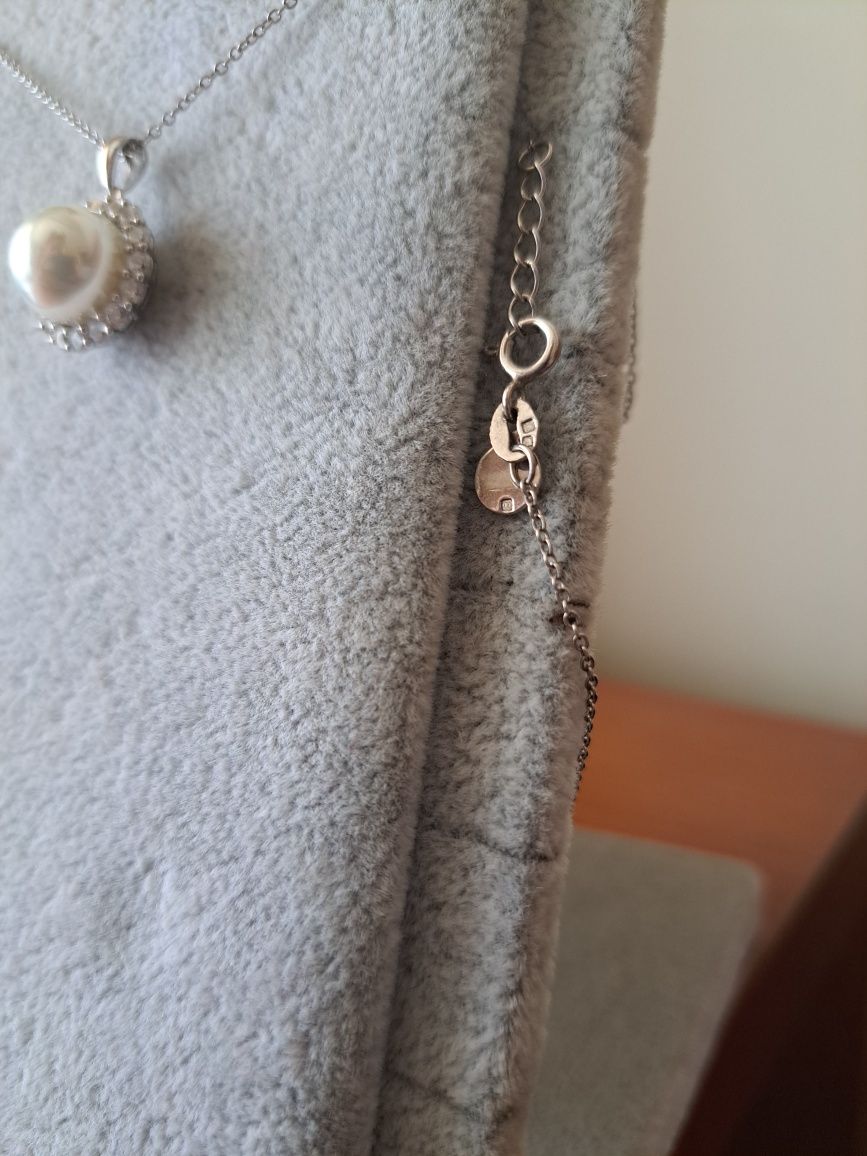 Colar Unike Jewellery - Prata 925, Pérola e Cristais
- Prata 925.
- Pi
