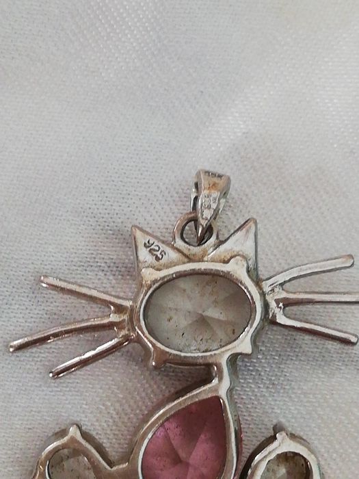 Srebrny wisiorek kotek