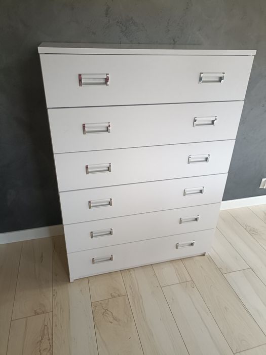 Biała komoda z szufladami