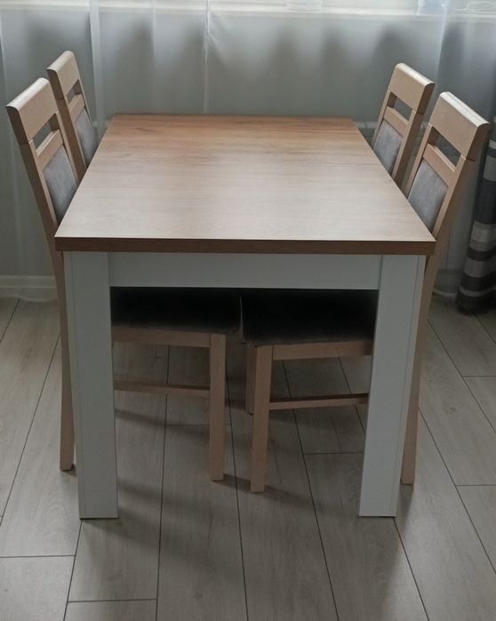 Stół z czterema krzesłami